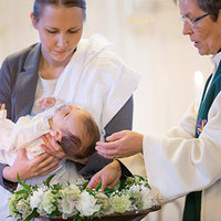 Pappi kastaa lasta.