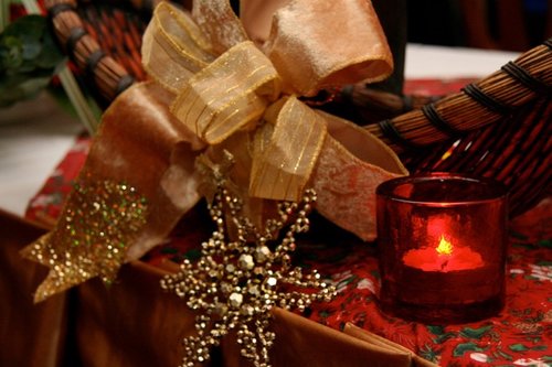 Joulukoriste ja kynttilä lasilyhdyssä.